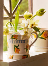 Load image into Gallery viewer, Emma Bridgewater Windblown Daffodils Mummy 1/2 Pint Mug
