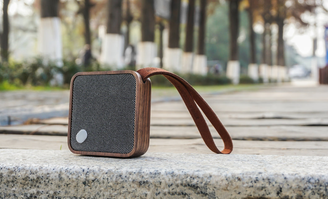 Gingko Design Mi Square Pocket Bluetooth Speaker / Natural Walnut